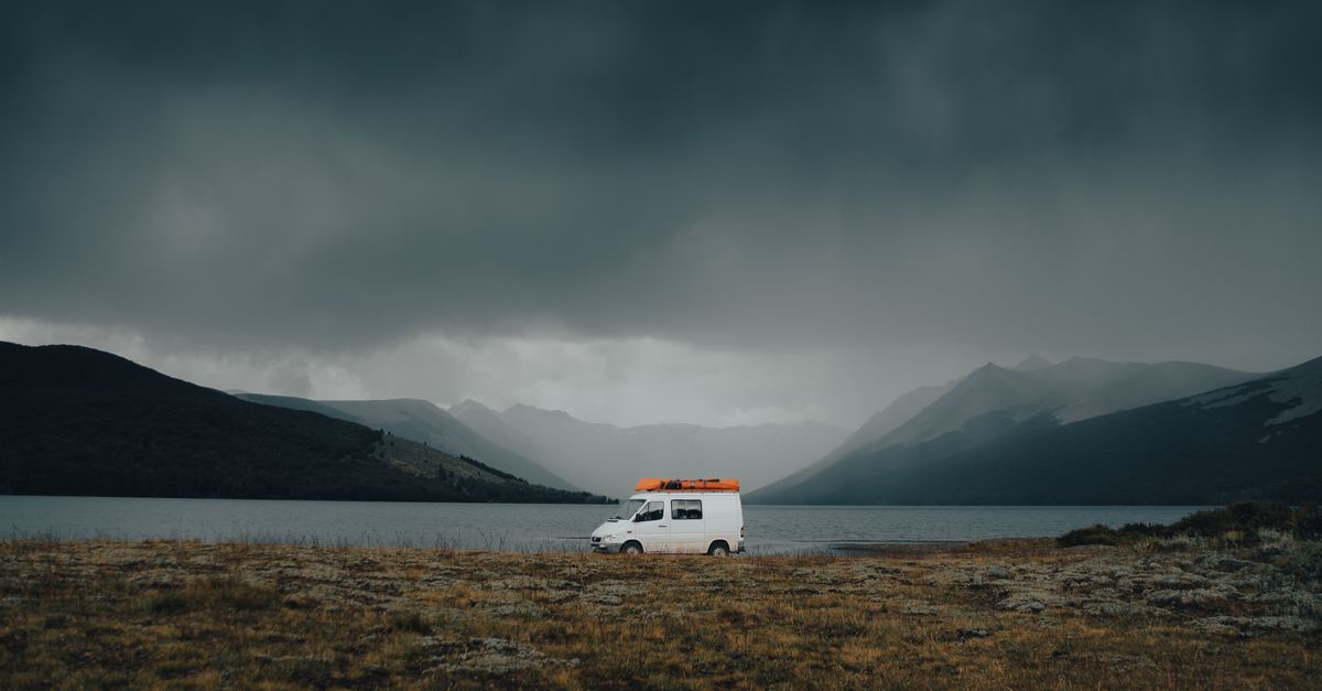 Dormir en van près d'un lac